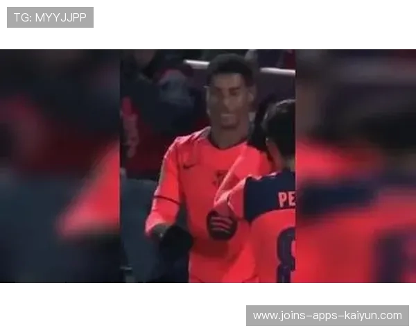 拉什福德中路断球后一脚劲射